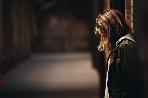 罪悪感を感じる女の人