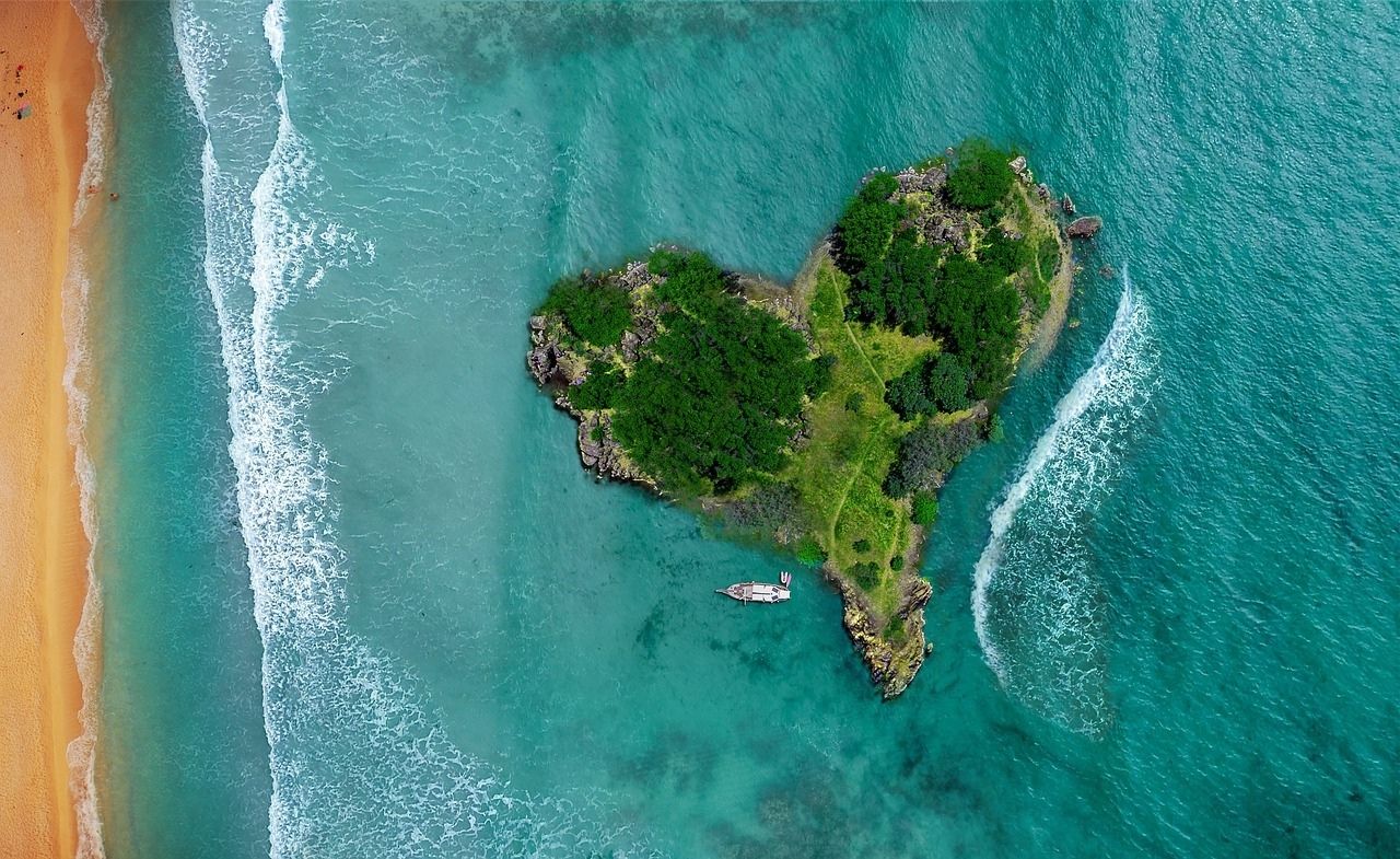 海の中にハート形の島